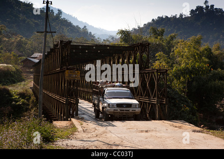 Indien, Arunachal Pradesh, Daporijo, Tata Pickup alt Metall Brücke über Subansiri river Stockfoto