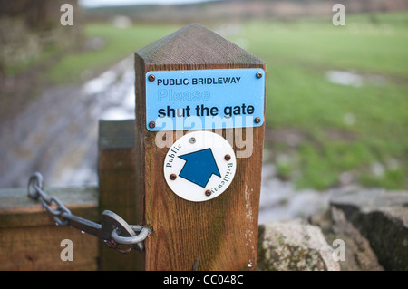 Öffentliche Maultierweg anmelden Säule Wanderer und Reiter "schließen Sie bitte das Tor" zu erinnern. Hexhamshire, Northumberland, England. Stockfoto