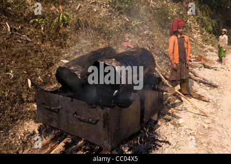 Indien, Arunachal Pradesh, reparieren Gang manuell reparieren Bergstraße über Ziro, Frau macht Asphalt Stockfoto