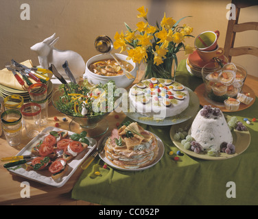 Österliche Buffet: Quark Creme / Crostini Caprese / Salat / Suppe / Krepp-Tarte / Karotten - Orangen-Muffins Stockfoto