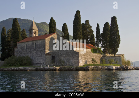 DIE ABTEI SAINT-GEORGE (CRKVA SV. JAHRZEHNTELANG) GEGENÜBER DEM DORF VON PERAST, BUCHT VON KOTOR, MONTENEGRO, EUROPA Stockfoto