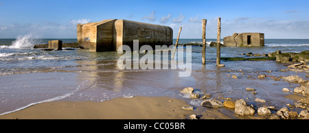 Zweiten Weltkrieg zwei konkrete Bunker am Strand von Wissant, Nord-Pas-de-Calais, Frankreich Stockfoto