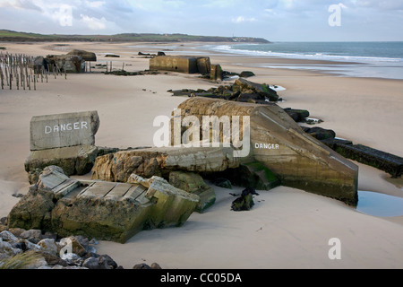 Zweiten Weltkrieg zwei konkrete Bunker am Strand von Wissant, Nord-Pas-de-Calais, Frankreich Stockfoto