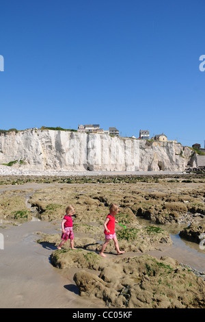 MÄDCHEN SPIELEN AM FUßE DER KLIPPEN VON AULT BEI EBBE, BAIE DE SOMME, SOMME (80), FRANKREICH Stockfoto