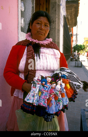 1, 1, mexikanische Frau, mexikanische, Frau, erwachsene Frau, weiblich, Straßenhändler, Verkauf von Puppen, Tlaquepaque Jalisco, Mexiko Stockfoto