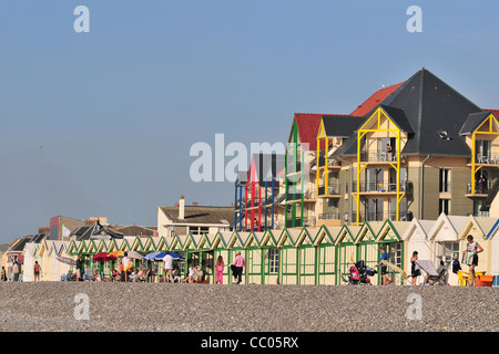 STRANDHÜTTEN UND FERIENWOHNUNGEN, DIREKT AM MEER IN DER BUCHT DER SOMME, SOMME (80), CAYEUX-SUR-MER, FRANKREICH Stockfoto