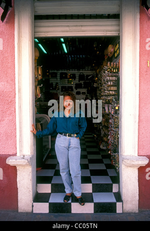 1, 1, mexikanische Frau, mexikanische, Frau, die Arbeit in der Boutique, Shop, Store, Avenida Independencia, tlaquepaque Jalisco, Mexiko Stockfoto