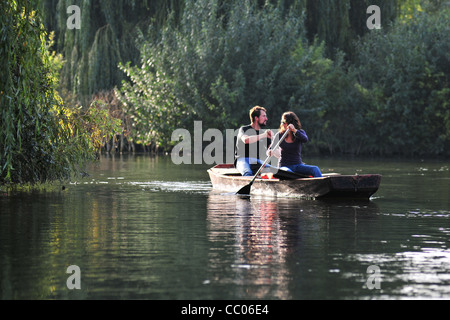 BOOTSFAHRT DURCH DIE HORTILLONNAGES ODER SCHWIMMENDE GÄRTEN, AMIENS, SOMME (80), FRANKREICH Stockfoto