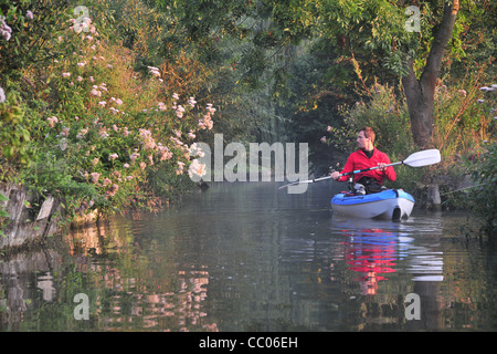 KAJAKFAHREN DURCH DIE HORTILLONNAGES ODER SCHWIMMENDE GÄRTEN, AMIENS, SOMME (80), FRANKREICH Stockfoto