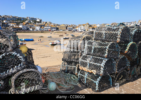 Hummer-Gatter auf der Hafenmauer mit Boote bei Ebbe im kleinen Fischerhafen in St Ives Cornwall England UK Großbritannien Stockfoto