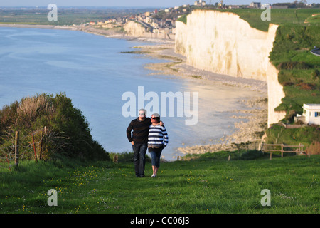 PAARE, DIE ARM IN ARM AUF DEM GIPFEL DES FELSEN, AULT, BAIE DE SOMME, SOMME (80), FRANKREICH Stockfoto