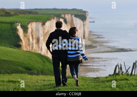 PAARE, DIE ARM IN ARM AUF DEM GIPFEL DES FELSEN, AULT, BAIE DE SOMME, SOMME (80), FRANKREICH Stockfoto