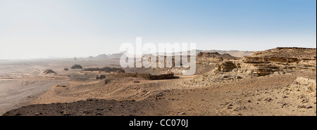 Panorama-Aufnahme der Aussicht von der römischen Festung und Siedlung Qasr el Labekha in der Wüste in der Nähe von Kharga Oasis Ägypten Stockfoto