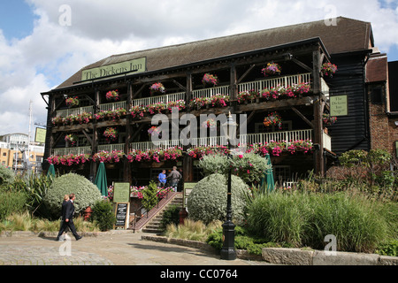 Das Dickens Inn, St. Katherine Docks, London, UK Stockfoto