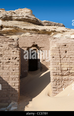 Möchten Sie ein römisches Grab in der Nähe der Festung und Siedlung Qasr el Labekha in der Wüste in der Nähe von Kharga Oasis Ägypten Stockfoto