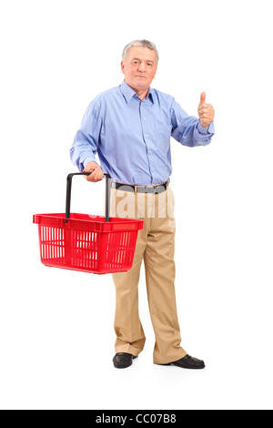 In voller Länge Portrait von ein senior Mann hält eine leere Warenkorb und Daumen aufgeben Stockfoto