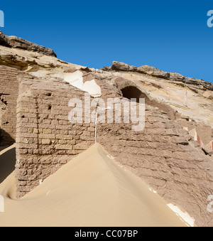 Sand weht in die römische Gräber in der Nähe der Festung und Siedlung Qasr el Labekha in der Wüste in der Nähe von Kharga Oasis Ägypten Stockfoto