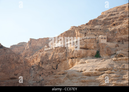 Das Kloster der Versuchung, eine orthodoxe christliche Kloster befindet sich auf einer Klippe mit Blick auf die West Bank von Jericho. Stockfoto