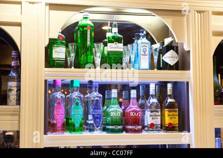 alkoholische Getränke auf dem Display in leeren Bar in UK Stockfoto