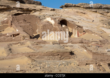 Die Gräber in der Nähe der Festung und Siedlung Qasr el Labekha in der Wüste in der Nähe von Kharga Oasis Ägypten Stockfoto