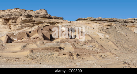 Die Gräber in der Nähe der Festung und Siedlung Qasr el Labekha in der Wüste in der Nähe von Kharga Oasis Ägypten Stockfoto