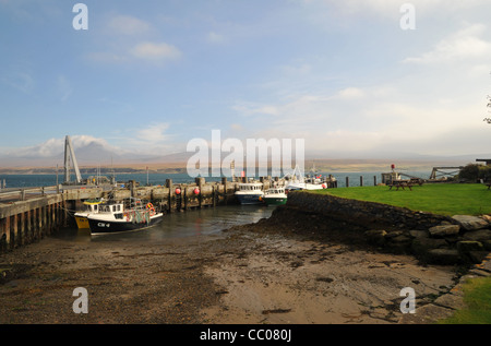 Kleiner Hafen in Port Askaig auf Islay bei Ebbe Stockfoto