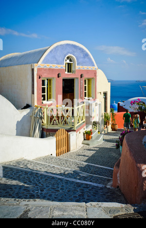 Bunte Ferienhaus in Oia, Santorin Stockfoto