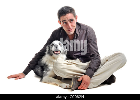 Porträt von reinrassigen Border Collie und lächelnden jungen Mann vor weißem Hintergrund Stockfoto