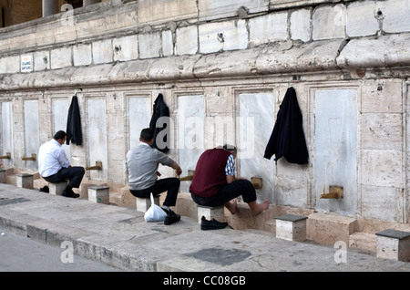 Männer waschen außerhalb der neuen Moschee Istanbul vor dem Gebet November 2011 Stockfoto