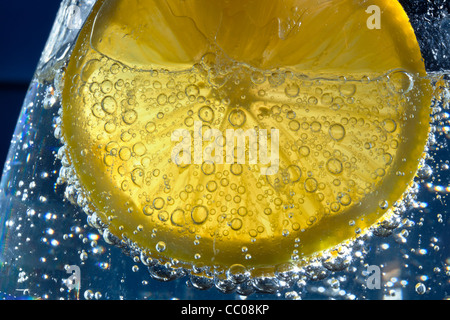 Zitrone in ein Glas mit Luftblasen Stockfoto