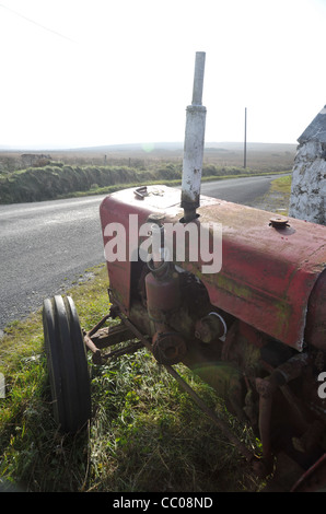 alten Traktor in der Wildnis der Insel Jura, der schottischen Malt Whisky Insel Stockfoto