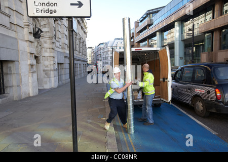 Bauherren habe entladen weißer Lieferwagen auf Zyklus Lane im Zentrum des London England UK United kingdom Stockfoto