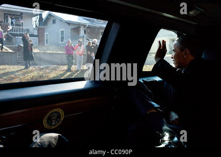 Präsident Barack Obama "Wellenlinien" von innen die Presidential Limousine auf dem Weg zu seiner Rede an der Osawatomie High School 6. Dezember 2011 in Osawatomie, Kansas. Stockfoto