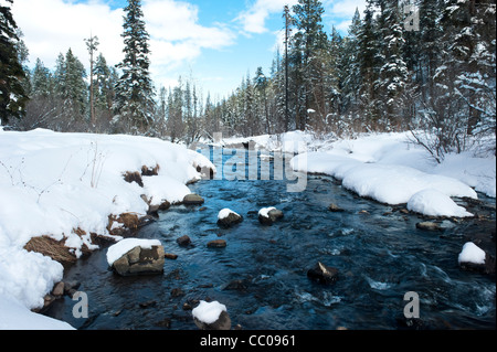 Ein Fluss in den Bergen mit Schnee an den Ufern. Stockfoto