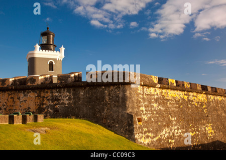 Moderne Leuchtturm gebaut, über die Mauern der Festung El Morro am Eingang zum Hafen in Old Town San Juan Puerto Rico Stockfoto