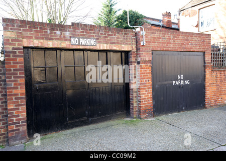 alten Doppelgaragen mit Parkverbot Zeichen auf einer Straße im Norden London England UK-Vereinigtes Königreich Stockfoto