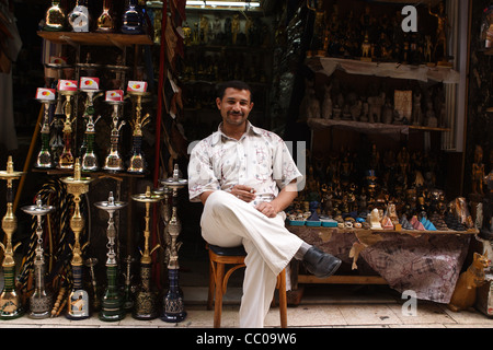 Ein Ladenbesitzer in den Khan el Khalili-Basar in Kairo, Ägypten, im Mai 2005 mit seinen Bestand an touristische souvenirs Stockfoto