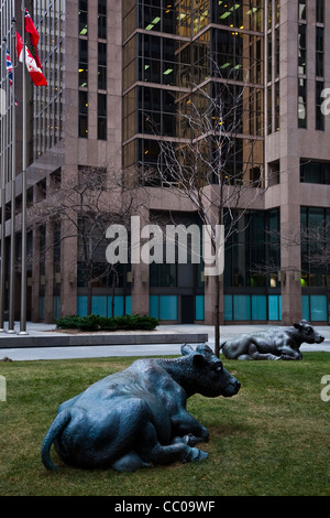 Bronze Kühe in einer Innenstadt von Toronto Büro plaza Stockfoto