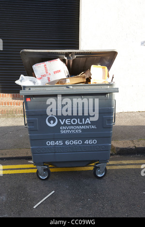 Veolia Umweltdienstleistungen große kommerzielle Abfallbehälter überfüllt mit Müll auf einer Straße in London England UK Stockfoto