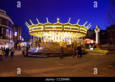 Kirmes in der Nacht in Bury St Edmunds, Suffolk UK Stockfoto