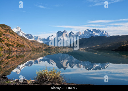 Reflexionen des Paine-Massivs im Lago Pehoe, Magallanes, Chile, Patagonien, Stockfoto