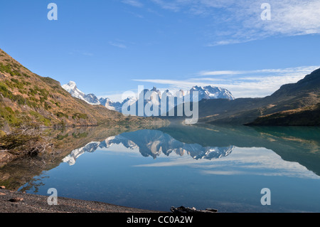 Reflexionen des Paine-Massivs im Lago Pehoe, chilenische Patagonien Stockfoto