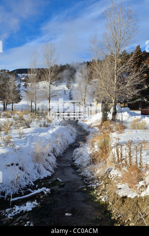 Ein kleiner Bach, der durch schneebedeckten Feld. Mammoth Hot Springs, Yellowstone-Nationalpark, Wyoming, USA. Stockfoto