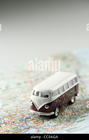 Miniatur-VW Volkswagen Wohnmobil auf einer Karte von Australien Stockfoto