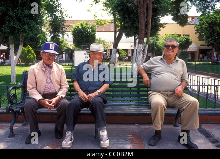 3, 3, Mexikaner, Mexikanisch Männer, alte Männer, reife Männer, ältere Männer, Senioren, Parkbank, Hidalgo Gärten, Tlaquepaque Jalisco, Mexiko Stockfoto