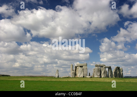 Die Stonehenge mit blauen Wolkenhimmel Stockfoto