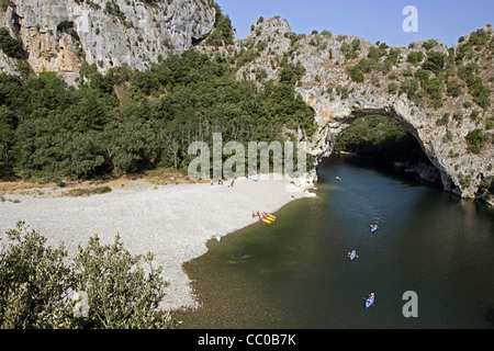 PONT D ' ARC, KANUS, SCHLUCHTEN DER ARDÈCHE, VALLON-PONT-D ' ARC, NATURSCHUTZGEBIET DER SCHLUCHTEN DER ARDÈCHE, ARDÈCHE (07), FRANKREICH Stockfoto