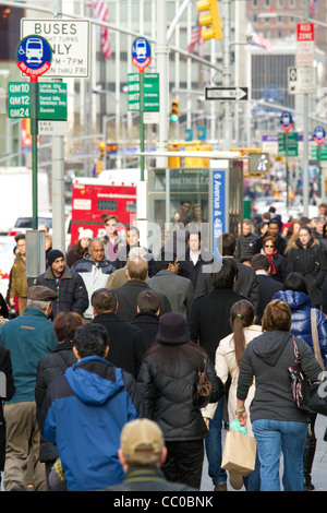 New York City Szene eine Menge Gehen Sie einem überfüllten Bürgersteig. Stockfoto