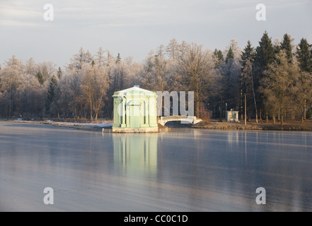 Pavillon der Venus befindet sich an der Spitze der Insel der Liebe, am Ufer des White Lake, Schlosspark, Gattschina. Stockfoto