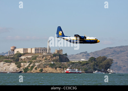 Fat Albert macht einen Pass entlang der Küste zwischen San Francisco und Alcatraz Stockfoto